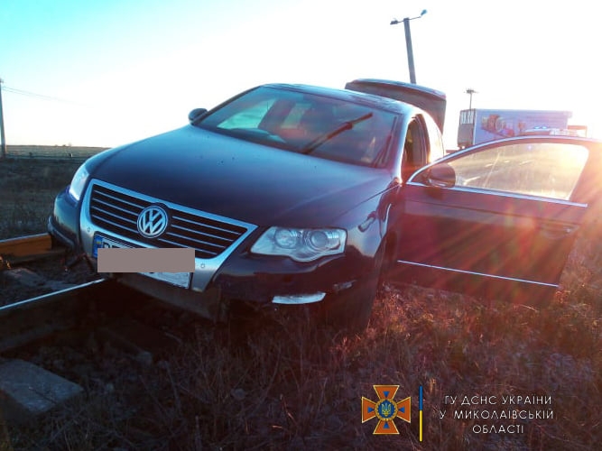 Volkswagen застрял на рельсах в Николаевской области (ФОТО)  