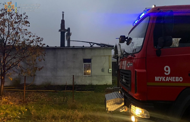 Закарпатские спасатели более 6 часов тушили пожар в доме (ФОТО)