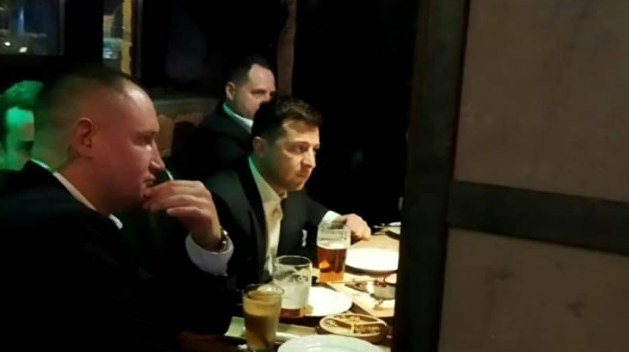 Зеленский с бокалом пива болел за сборную в одном из баров (ФОТО)