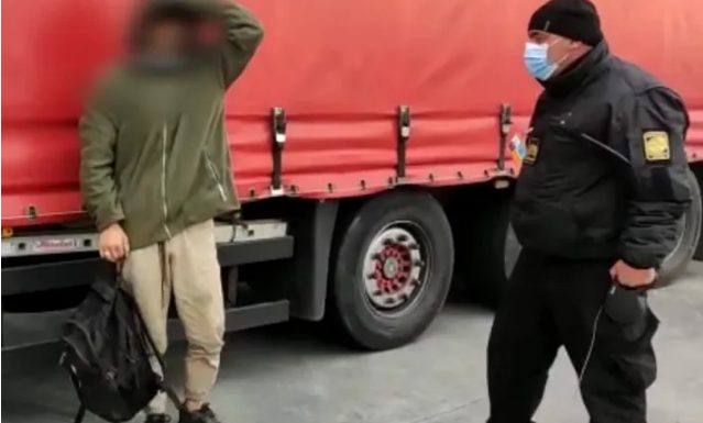 Под прицепом грузовика пограничники обнаружили афганца-нелегала (ФОТО, ВИДЕО)