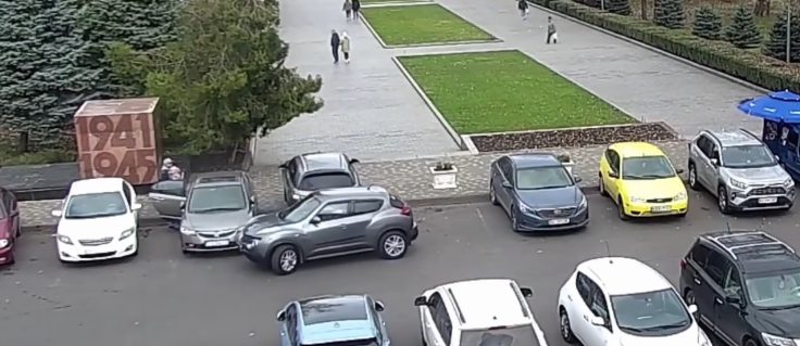 Автоледи на одесской парковке столкнула чужое авто с горки (ФОТО, ВИДЕО)