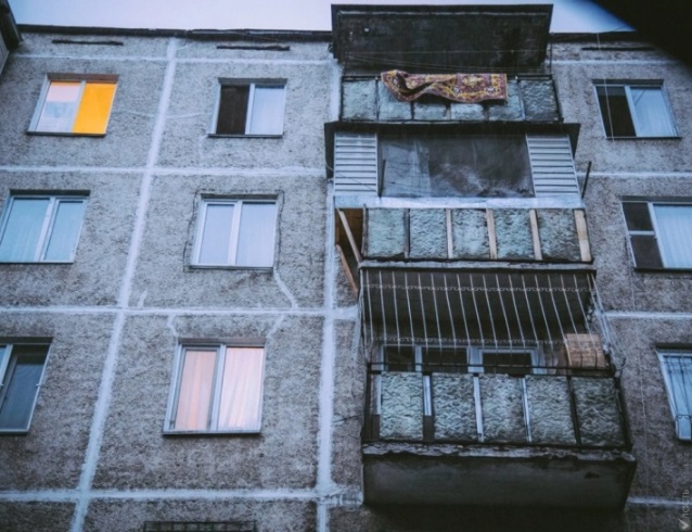 В Запорожье пенсионерка выпала с балкона четвертого этажа