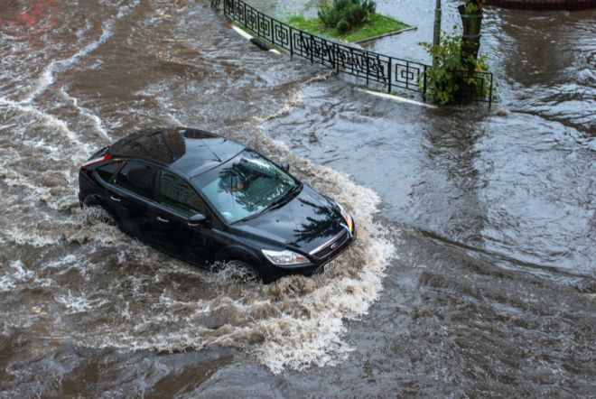 Во время паводка мужчина 6 часов ждал помощи на дереве (ФОТО)