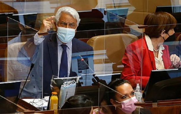 В Чили депутат на 15 часов продлил речь из-за опоздания коллеги (ФОТО)