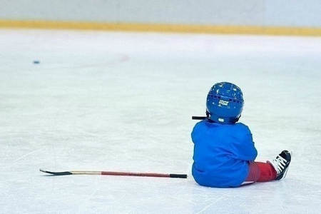 Тренер подбадривал детей криками: На льду юные хоккеисты устроили масштабную драку (ВИДЕО)