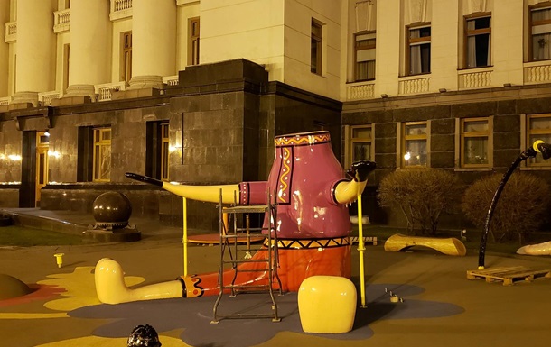 В Киеве на арт-площадке у ОПУ одна из фигур лишилась головы (ФОТО)