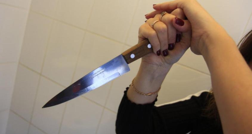 В Кривом Роге женщина пырнула сожителя ножом во время застолья