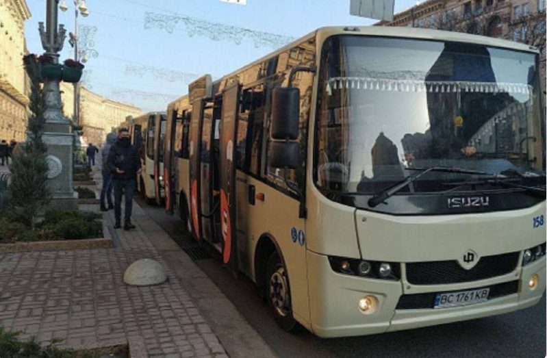 Митинг маршрутчиков под КГГА: Автобусы на львовских номерах подвозят женщин и детей