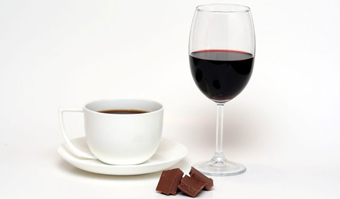Врач развеял миф о негативном влиянии вина, кофе и шоколада на сердце