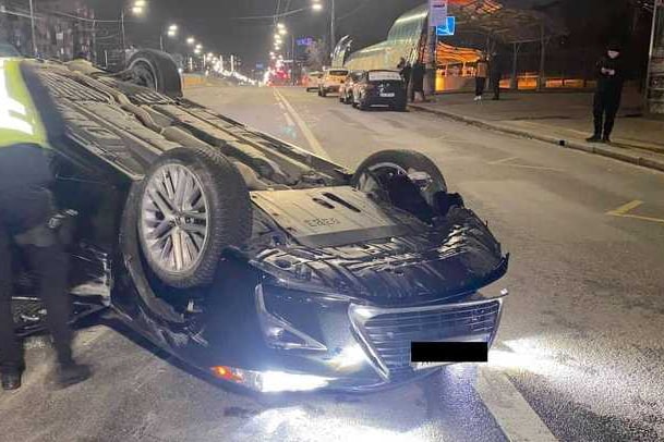 В Киеве &#8212; смертельное ДТП: Lexus сбил человека и перевернулся (ФОТО)
