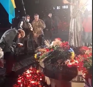 В Киеве голодный пенсионер собирал хлеб с памятника Голодомору (ВИДЕО)