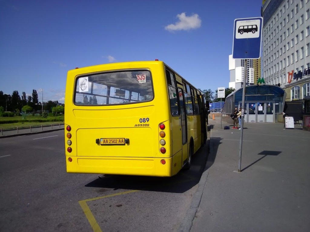 В Киеве тестируют бесконтактную оплату проезда: где можно воспользоваться