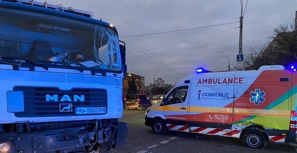 В Киеве мусоровоз столкнулся со скорой: водителя-медика госпитализировали (ФОТО)