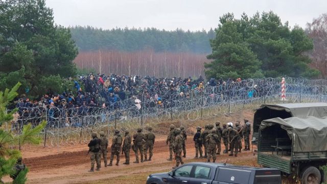 За ночь было более 250 попыток мигрантов пересечь польскую границу
