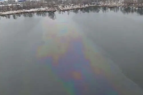 На Оболони в Киеве на озере появилось нефтяное пятно (ФОТО)