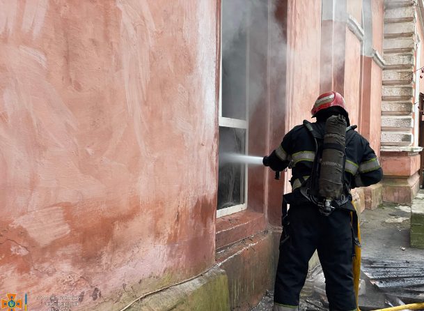 В черновицкой больнице &#8212; пожар: огонь охватил 100 квадратных метров (ФОТО, ВИДЕО)
