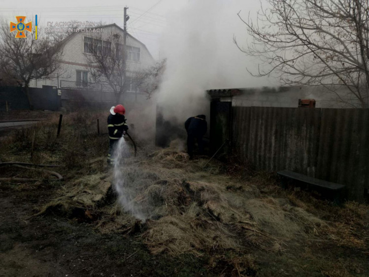Под Харьковом из-за горящего сена едва не сгорел дом (ФОТО)