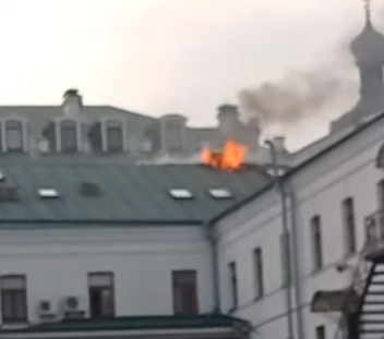 Горит крыша: В Киево-Печерской лавре &#8212; пожар (ФОТО, ВИДЕО)