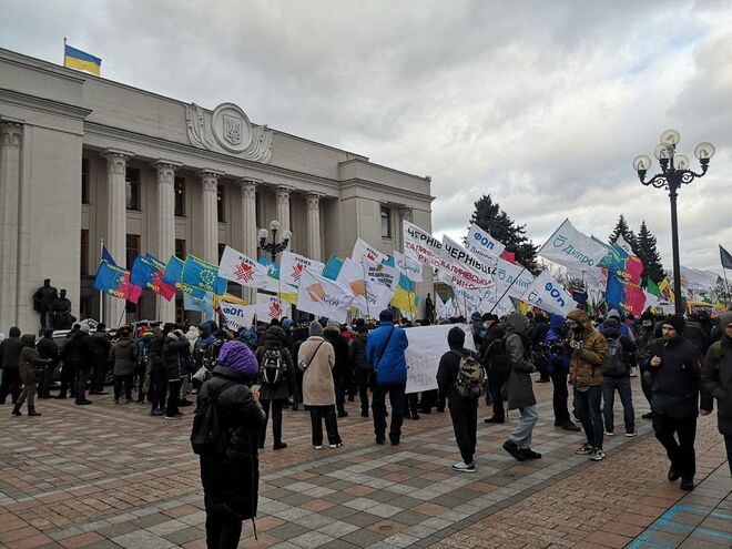 Возле здания парламента проводят митинг предприниматели (ФОТО, ВИДЕО)