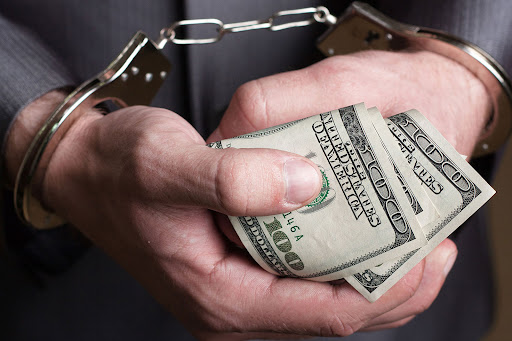 Черниговского судью поймали на взятке 20 тысяч долларов