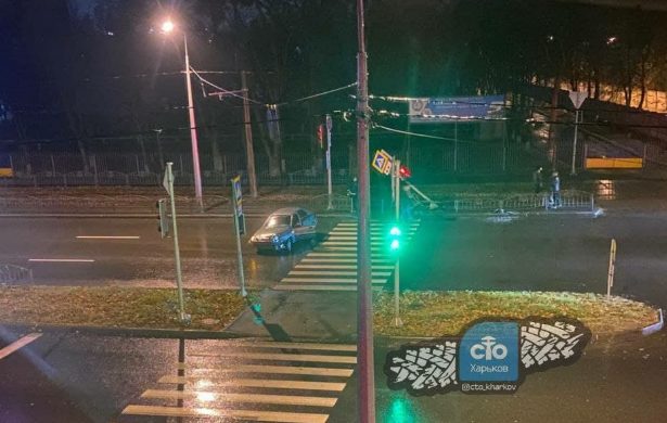 ДТП на мокрой дороге: В Харькове авто снесло светофор (ФОТО)
