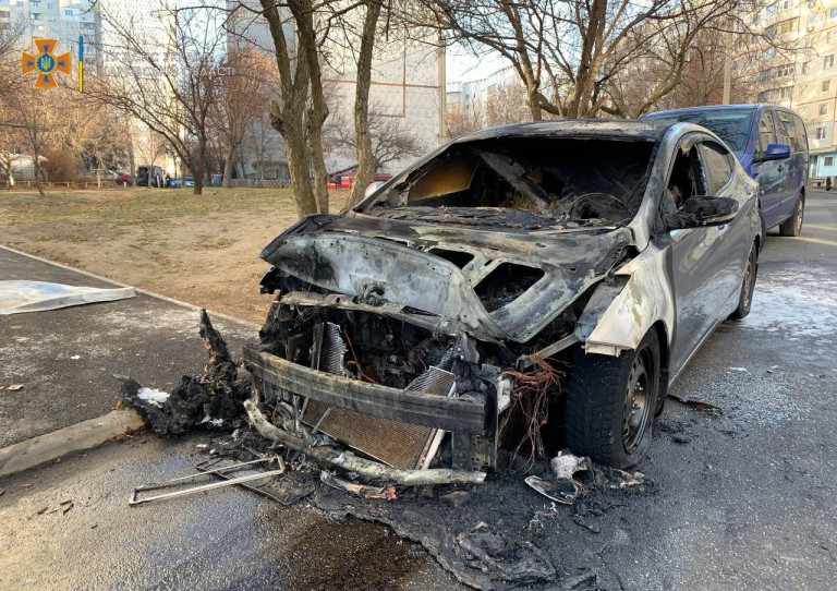 В Харькове во дворе сгорел Hyundai (ФОТО)