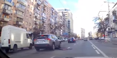 Сильным ветром в Киеве с дома сорвало часть крыши: металлом задело автомобили (ФОТО, ВИДЕО)