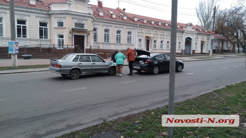 ДТП в Николаеве: ВАЗ врезался в Hyundai (ФОТО)
