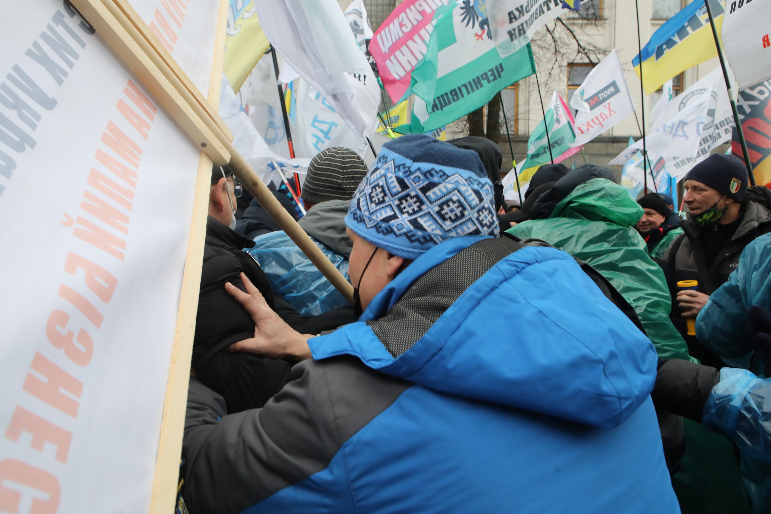 Петарды у парламента: В Киеве состоялся митинг предпринимателей