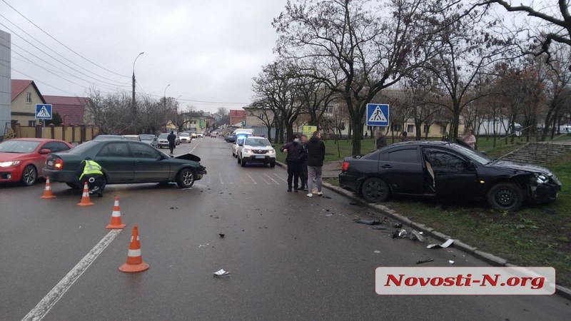 В Николаеве на перекрестке не разминулись Mitsubishi и Mazda (ФОТО)