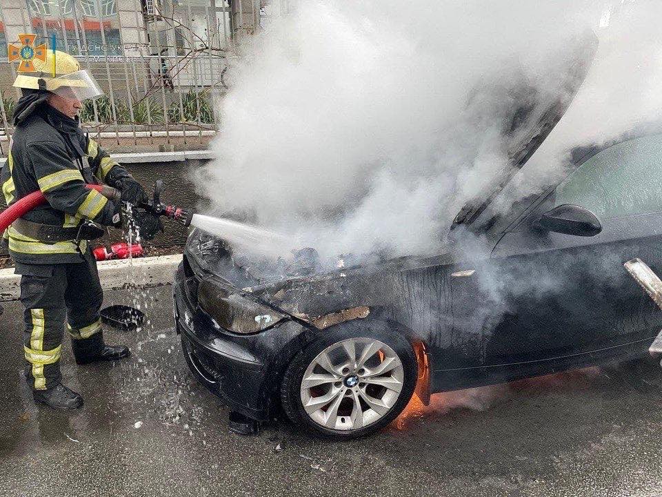 На Осокорках в Киеве во дворе загорелась BMW (ФОТО)