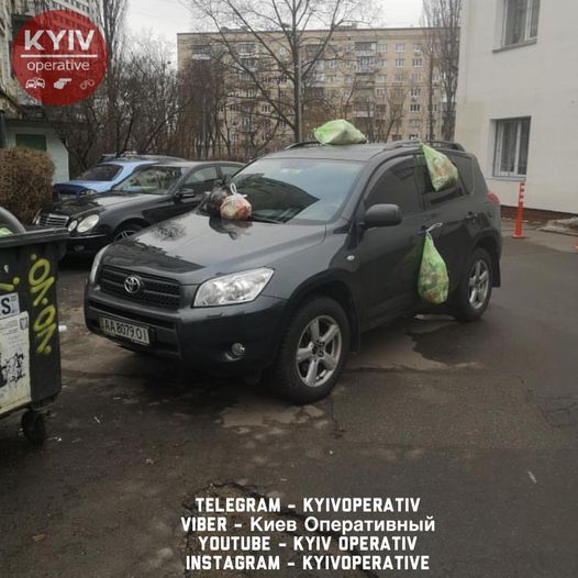 На Русановке в Киеве Toyota «героя парковки» «украсили» пакетами с мусором (ФОТО) 
