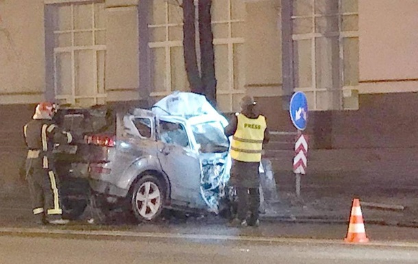 В Киеве Peugeot врезался в бетонный отбойник: пьяный водитель вылетел из авто (ФОТО)