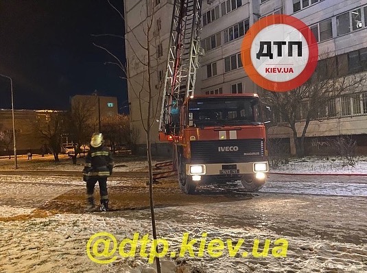 На Троещине в Киеве на 17 этаже жилого дома произошел пожар (ФОТО)