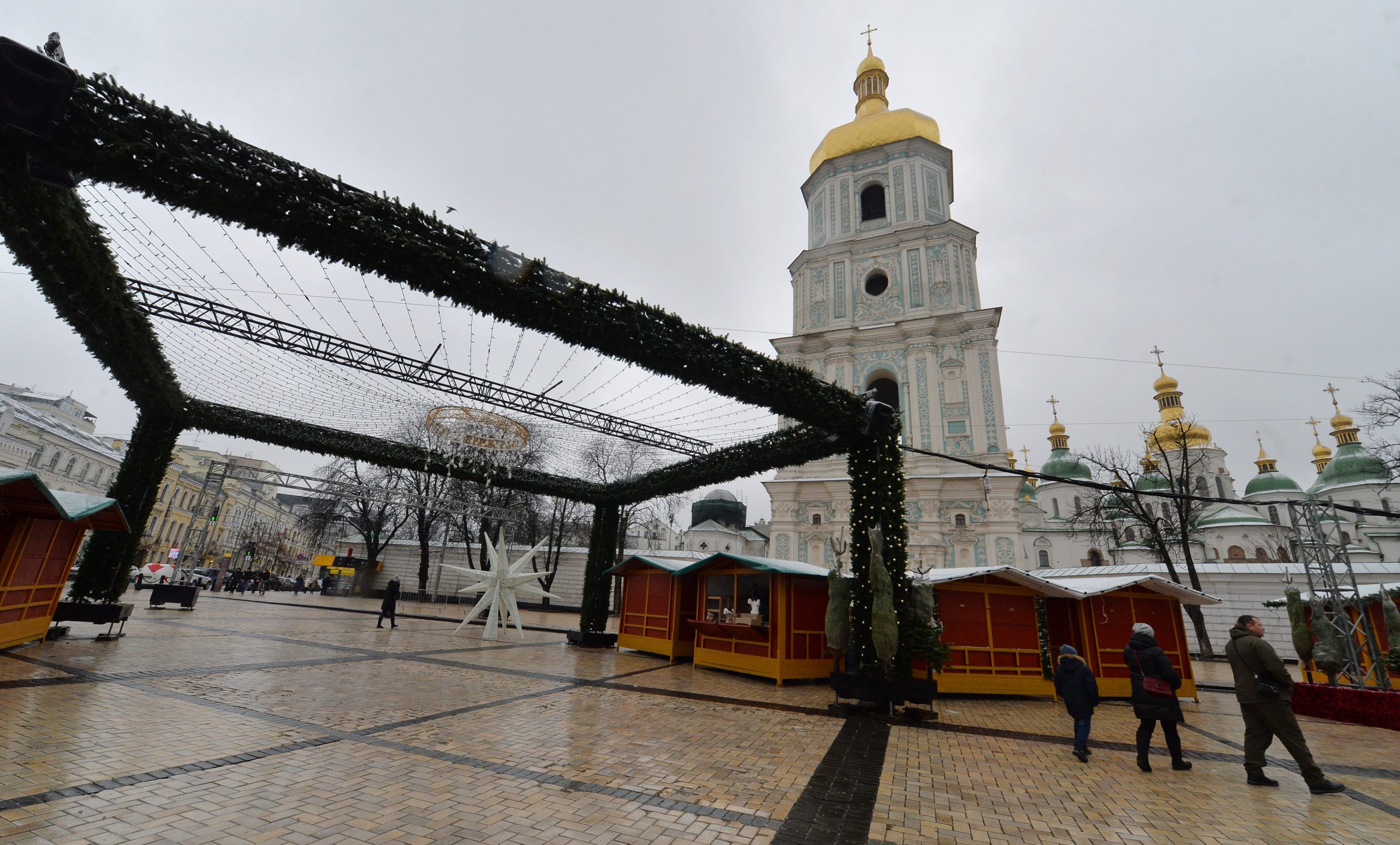 Развесили шарики: В Киеве идут последние приготовления к открытию новогодней елки