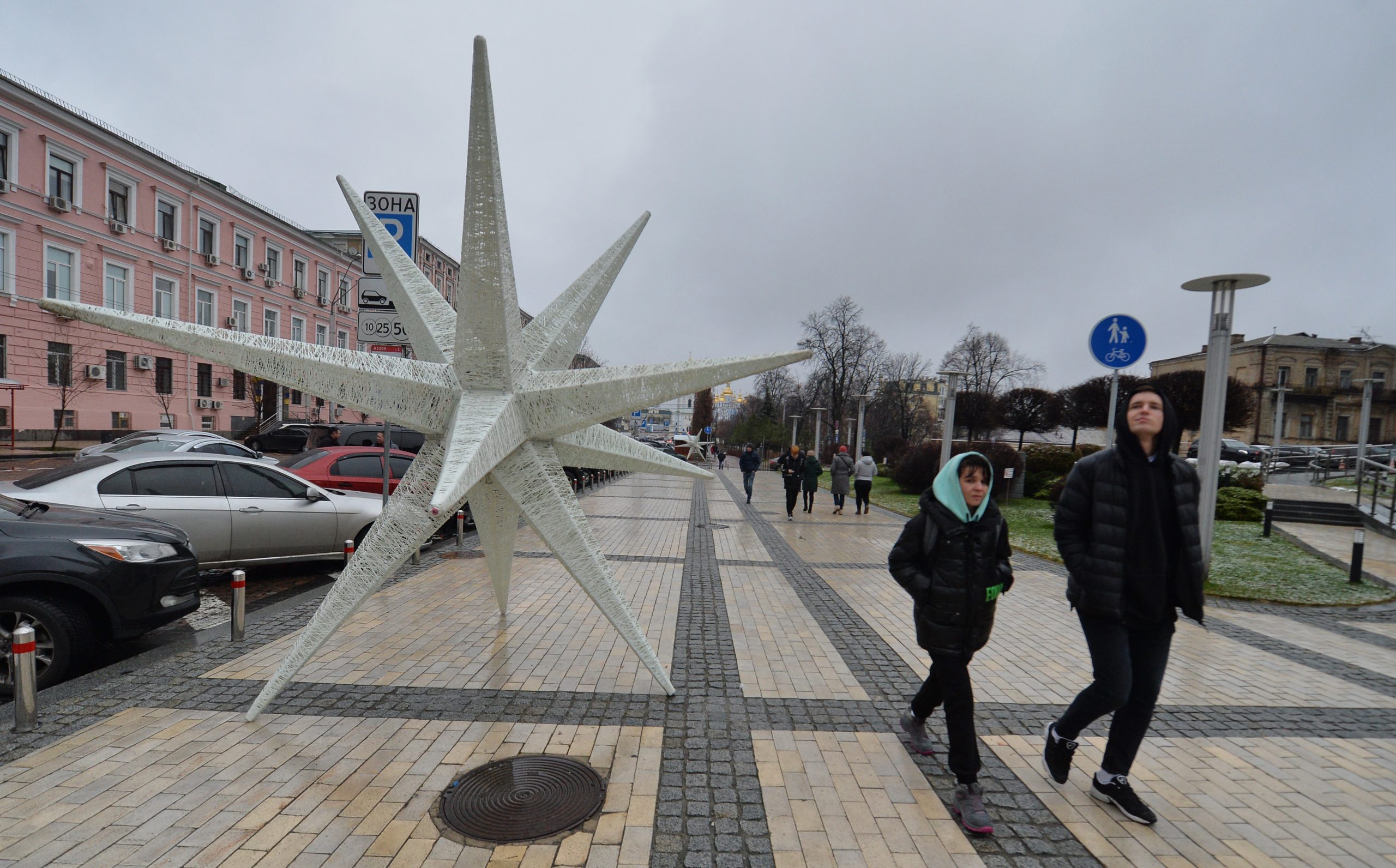 Развесили шарики: В Киеве идут последние приготовления к открытию новогодней елки