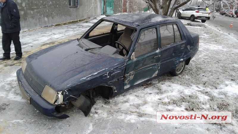 ДТП в Николаеве: ЗАЗ и Chery после столкновения вылетели с дороги (ФОТО)