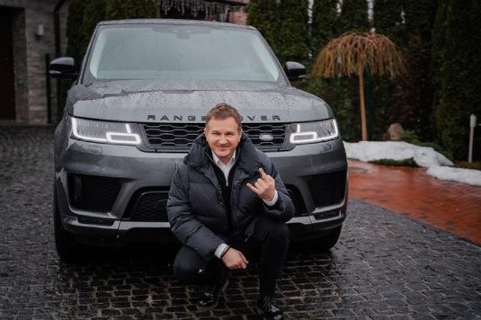 Горбунов посадил четырехлетнего сына за руль внедорожника Land Rover (ФОТО)