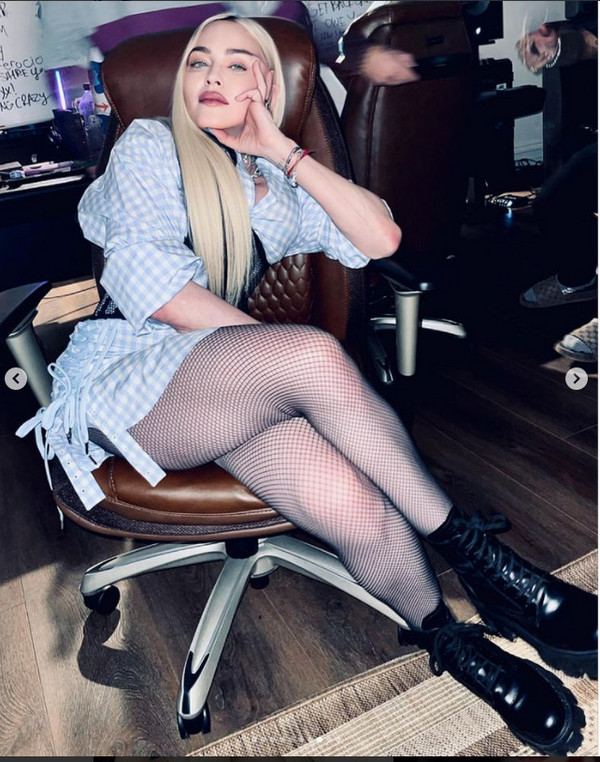 Мадонна в мини-платье с корсетом продемонстрировала ноги в колготках (ФОТО)