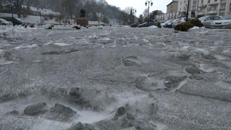 На Прикарпатье выпал черный снег (ФОТО)