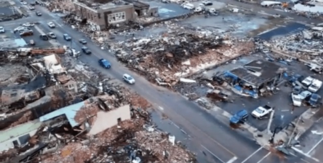 СМИ показали последствия самого разрушительного торнадо в США (ФОТО, ВИДЕО)