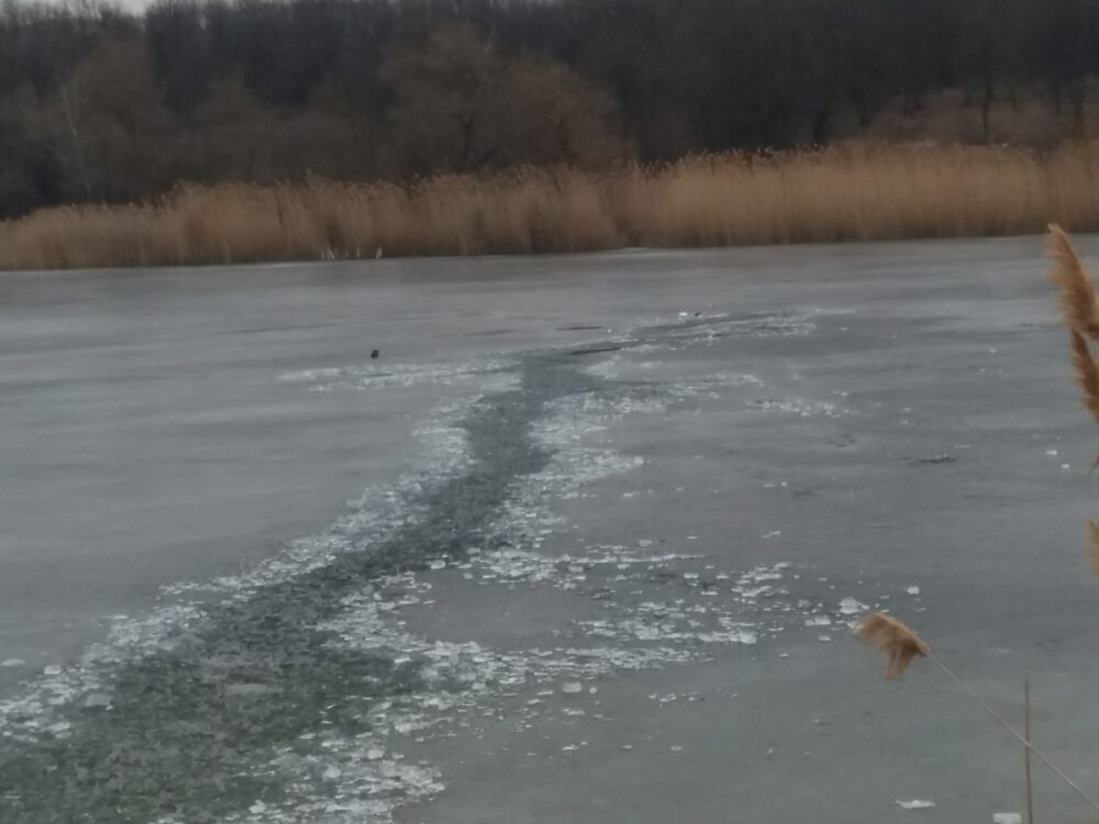 На реке Орель рыбак провалился под лед и утонул (ФОТО) 
