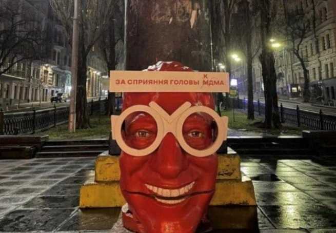 В центре Киева установили огромную красную голову (ФОТО)