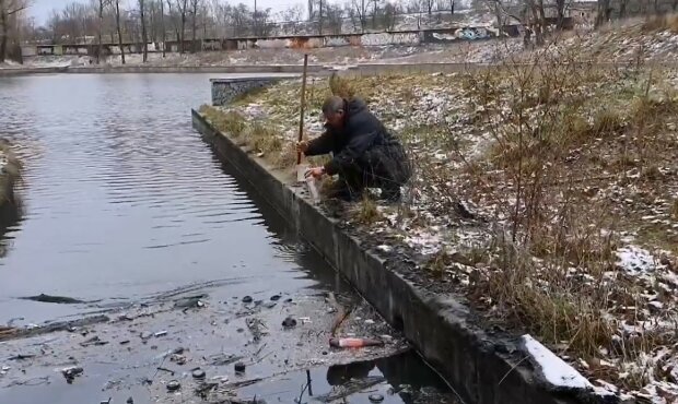 На Оболони в Киеве озеро залили маслом (ФОТО) 