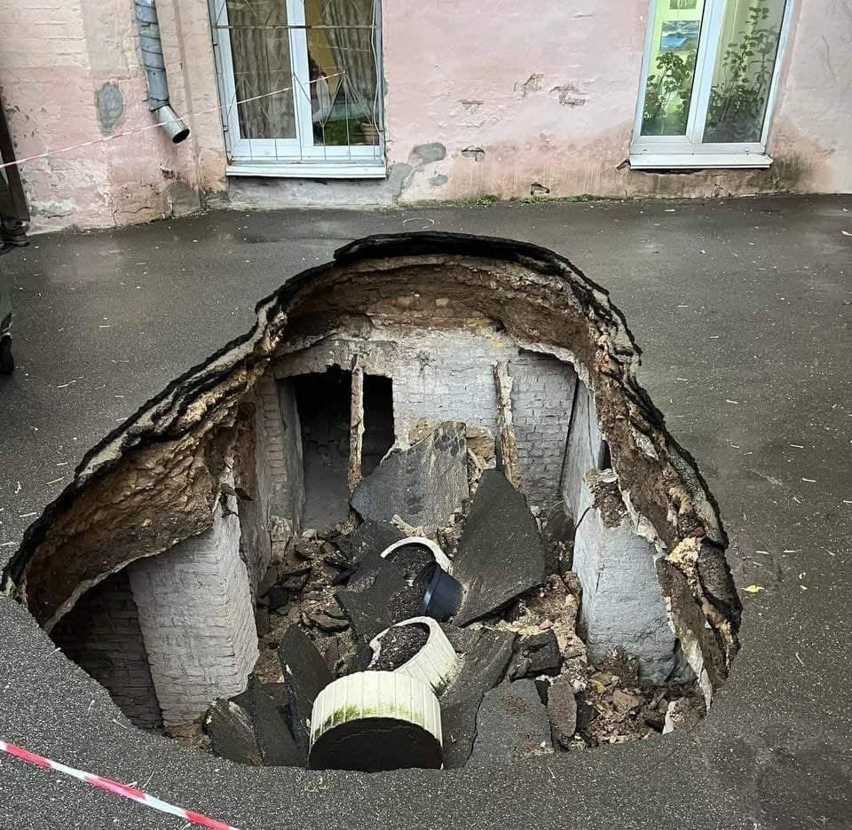После обрушения асфальта в центре Киева обнаружили подвал усадьбы ХІХ века (ФОТО)