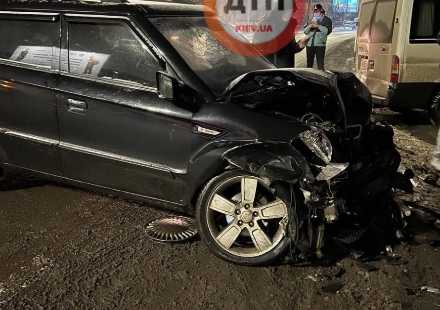 Пьяный киевлянин за рулем KIA разбил припаркованные авто и обвинил в этом девушку  (ФОТО)