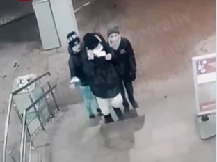 В Киеве у входа в ТЦ ловко ограбили девушку (ВИДЕО)