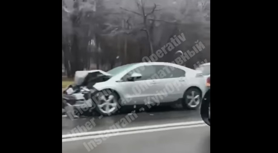 На столичном проспекте Chevrolet «догнал» Subaru (ВИДЕО)