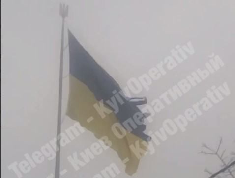Непогода в Киеве: Порвался гигантский флаг Украины возле Родины-матери (ВИДЕО)