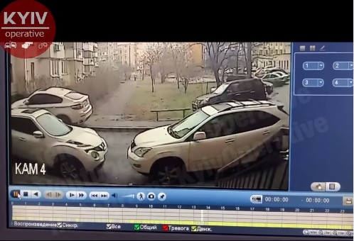 На Позняках в Киеве вор ловко снял зеркало с внедорожника (ВИДЕО)